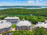 Completely Remodeled Table Rock Retreat: Cozy Lake View Condo + Screened Porch - 3 tähden