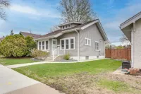 Walk to Shops & Eats: Home w/ Deck in Minneapolis - 2 étoiles