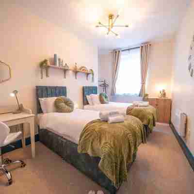 2 Bed Refurbished apartment/ Parking/ Pet Friendly Rooms