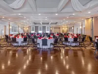 Grand Hotel & Conference Centre Calgary Airport, an Ascend Collection Hotel Hotels near The Calgary Zoo