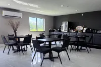 Super 8 by Wyndham Clinton - parking