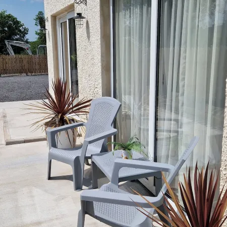 2 Bed cottage-Sleeps 4-Private Garden-Parking