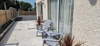 2 Bed cottage-Sleeps 4-Private Garden-Parking - Wifi