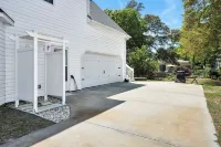 Near Eats, Shops, Golf & Beach: Oak Island Suite! - Beach