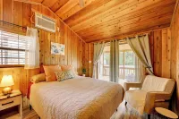 Couples Cabin w/ Luxury Deck, 1 Mi to Canyon Lake! - Country Houses