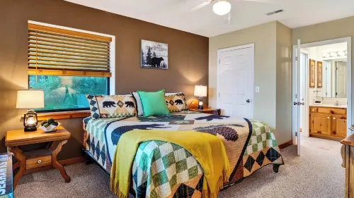 Dancing Bear by Avantstay Cozy Cabin + Jacuzzi + Decks Arcade + Mountain Views Near Park - Wifi