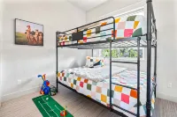 Dark & Sleek 3BR Escape by the Golf Course - Villaer