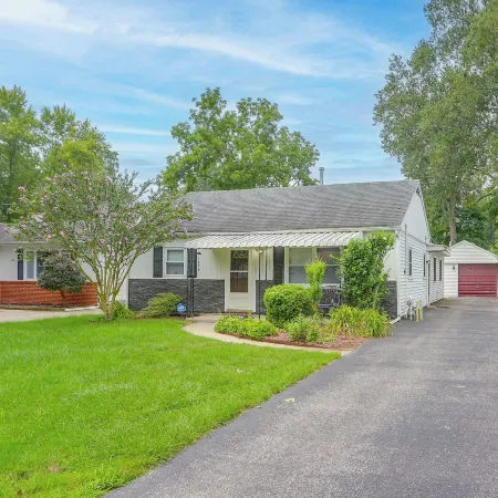 8 Mi to Lake Eerie & Dtwn Toledo! Peaceful Cottage
