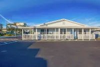 Sunrise Inn by OYO Titusville FL - parking