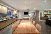 Home2 Suites by Hilton Eau Claire South - Parkplatz