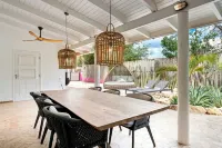 Charming apartment with AC in living, garden and walking distance to the ocean! - 2 estrellas