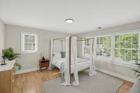 Enjoy Quiet Nights With A Fireplace In Bellport 3 Bedroom Home - piscina