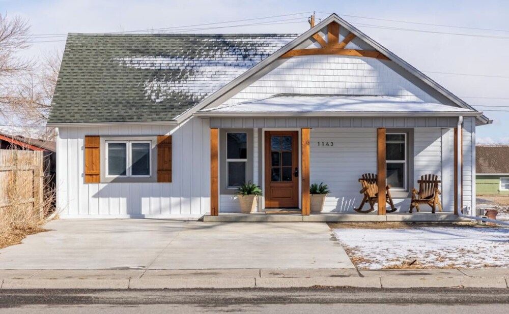 Lovely DOWNTOWN CODY: Salsbury Corner Cottage