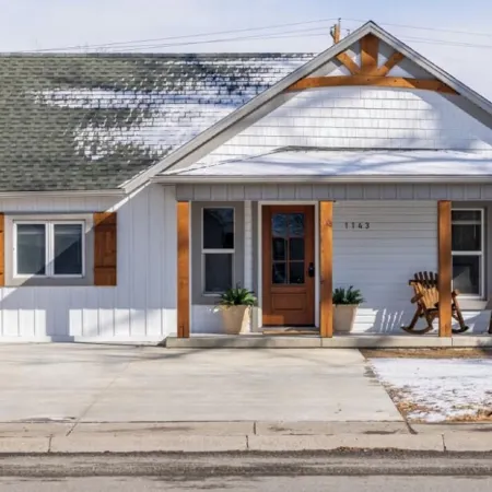 Lovely DOWNTOWN CODY: Salsbury Corner Cottage