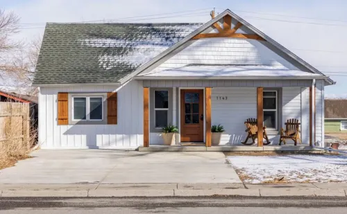 Lovely DOWNTOWN CODY: Salsbury Corner Cottage - Boutique