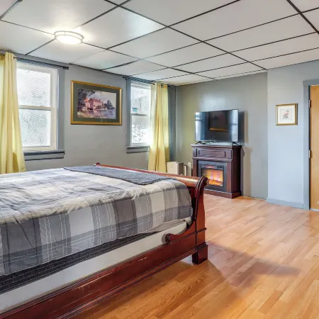4 Mi to Mauch Chunk Lake: Spacious Apt w/ Bar!