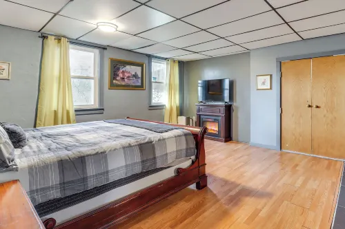4 Mi to Mauch Chunk Lake: Spacious Apt w/ Bar! - Wifi