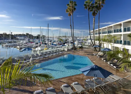 Marina del Rey Hotel Отели рядом с достопримечательностью «Университет Лойола Мэримаунт»