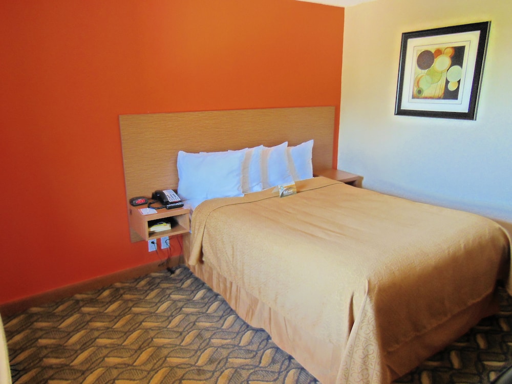 Days Inn & Suites by Wyndham Arlington Near Six Flags