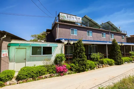 Hwaseong (Jebudo) Dongmisan Pension Отели рядом с достопримечательностью «Chebu-do»