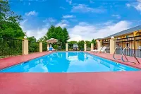 Red Carpet Inn and Suites Newnan GA فنادق في Newnan