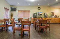 Quality Inn & Suites Bloomington I-55 and I-74 - breakfast
