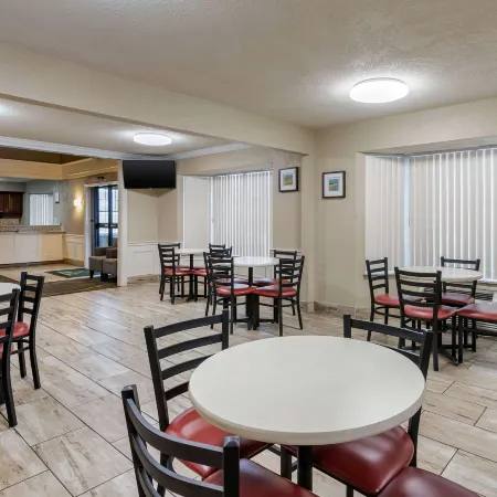 Quality Inn & Suites des Moines - Merle Hay Road