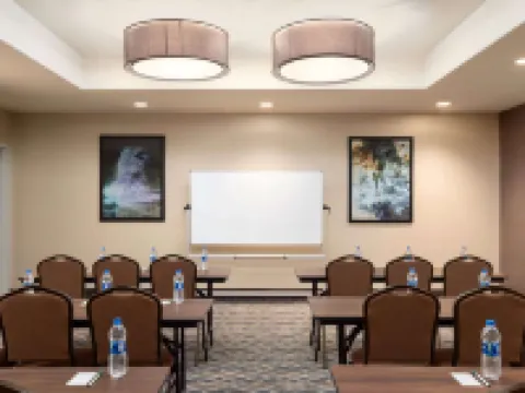 La Quinta Inn & Suites by Wyndham Clovis CA Hotels in Clovis