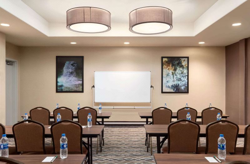 La Quinta Inn & Suites by Wyndham Clovis CA photo 4
