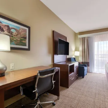 Comfort Inn & Suites Page at Lake Powell