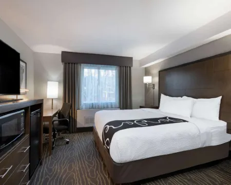 La Quinta Inn & Suites by Wyndham Anchorage Airport アンカレッジのホテル