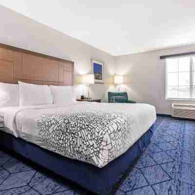 La Quinta Inn & Suites by Wyndham NE Long Beach/Cypress Rooms