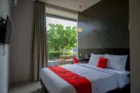 RedDoorz Plus Near Solo Baru Hotels in Baki