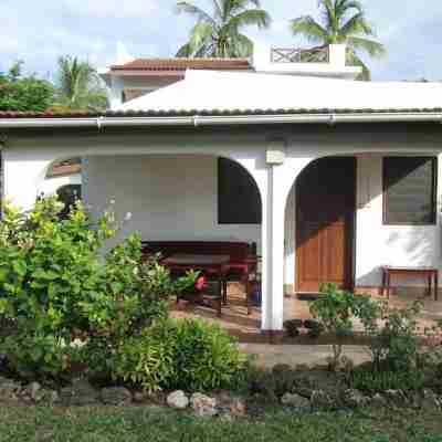 Flame Tree Cottages Hotel Exterior