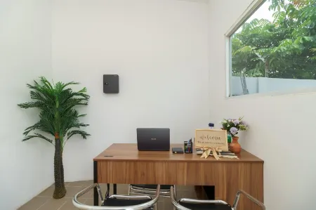 RedDoorz @ Jalan Demang Lebar Raya Palembang Отели в г. Demang Lebar Daun