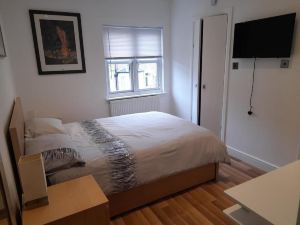 Lovely Home with Full en-Suite Double Bed Rooms