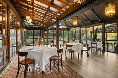 The Convent Hunter Valley Hotel Отели рядом с достопримечательностью «Hunter Valley Cheese Factory Co PL»