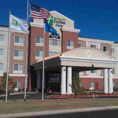 Holiday Inn Express & Suites Elk City Hotel Exterior