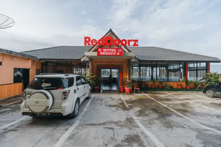 RedDoorz at Sedayu 2 Near Danau Toba Parapat Отели рядом с достопримечательностью «Pantai Bebas Parapat Danau Toba»