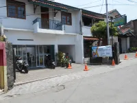 Rumah Syariah & Kolam Renang Bugenville Guesthouse