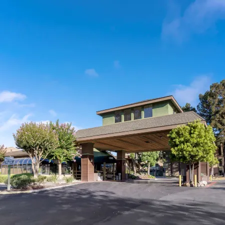 Best Western Plus Forest Park Inn