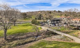 The 10th Green Inn - Housity