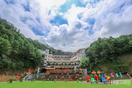 Wanlv Hakka Inn Отели в г. Дунюань