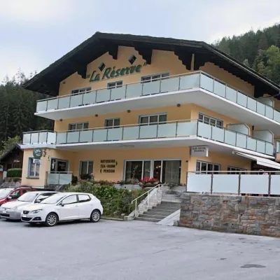 Hotel la Reserve Hotels in der Nähe von Luftseilbahn St. Niklaus - Jungen