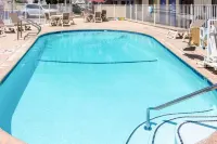 Motel 6 Bakersfield, CA - Convention Center - مسبح
