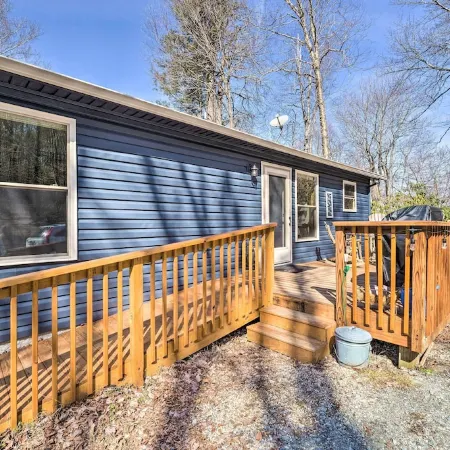 2 Mi to Beech Mtn: Family Retreat w/ Fire Pit