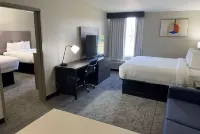 Days Inn & Suites by Wyndham Tahlequah - 2-Star