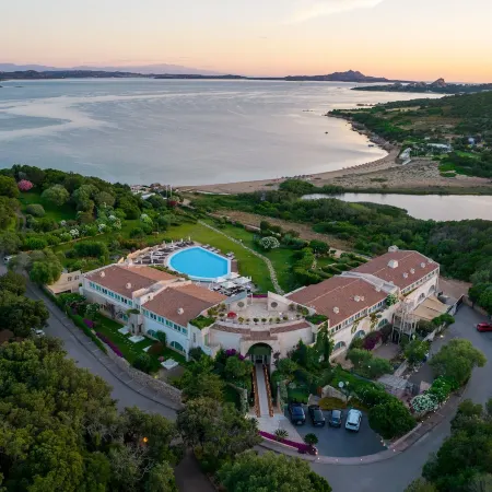L'Ea Bianca Luxury Resort Отели рядом с достопримечательностью «Пляж Кала-Битта»