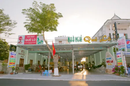 Nha Nghi Que Lo Отели рядом с достопримечательностью «MÀU Camping - Cắm Trại Hồ Cốc»