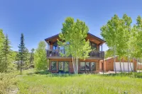 Mtn Modern Home w/ Views, Private Hot Tub + Fantastic Location